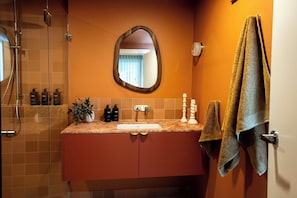 Dusche, Haartrockner, Handtücher