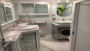 A modern bathroom with two sinks, a vanity, a toilet, and a bidet. - Cosy homee (Alexandria Governorate)