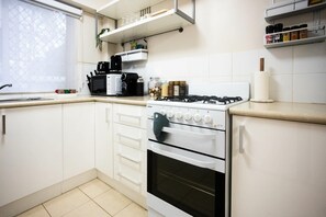 Cafetière-théière, réfrigérateur, four à micro-ondes, un four