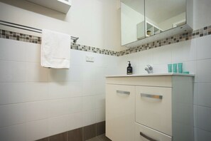 Bathroom - King George Nest - With Parking in Victoria Park! (Victoria Park)
