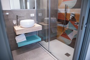 Ducha, secador de pelo, bidet, toallas