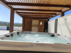 Outdoor spa tub - VILLA LUXURY EDEN OF SOFIA (Partinico)