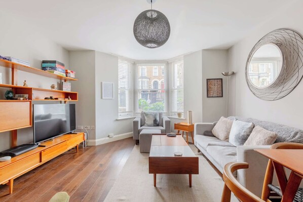 TV, books, offices, computer monitors - Tranquil and Homely 1BD Flat in Stoke Newington (Greater London)