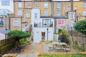 Outdoor dining - Tranquil and Homely 1BD Flat in Stoke Newington (Greater London)