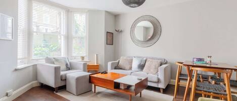 Televisor, llibres, oficines i pantalles d'ordinador