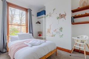 4 bedrooms, iron/ironing board, internet, bed sheets