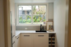 Frigorifero, microonde, forno, piano cottura