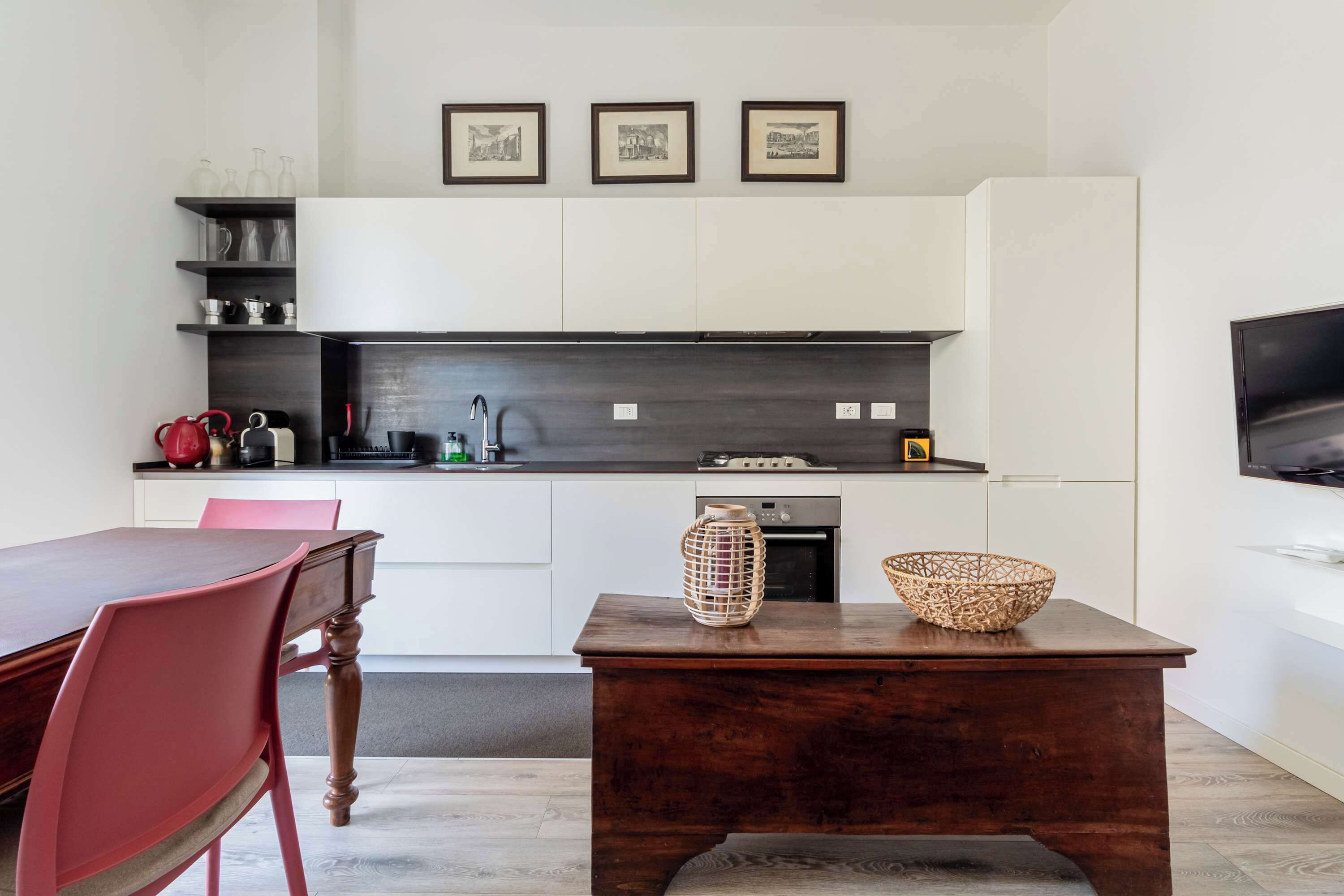 Wasserkocher mit Kaffee-/Teezubehör, Kühlschrank, Mikrowelle, Ofen
