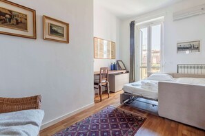 2 bedrooms, desk, iron/ironing board, WiFi