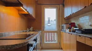 Refrigerador, microondas, horno, placa de cocina