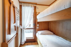 3 bedrooms, desk, iron/ironing board, WiFi