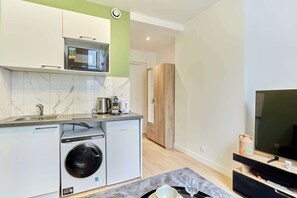 Kjøleskap, mikrobølgeovn, kokeplater og kaffetrakter/tekoker