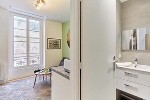 Dusj, hårføner og håndklær