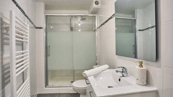 Dusj, hårføner og håndklær