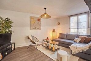 TV - Superb apartment in the center of Paris by Stusioprestige (Paris)