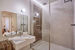 Shower, hair dryer, towels - Superb AC apartment Center of Paris Le Marais (Paris)