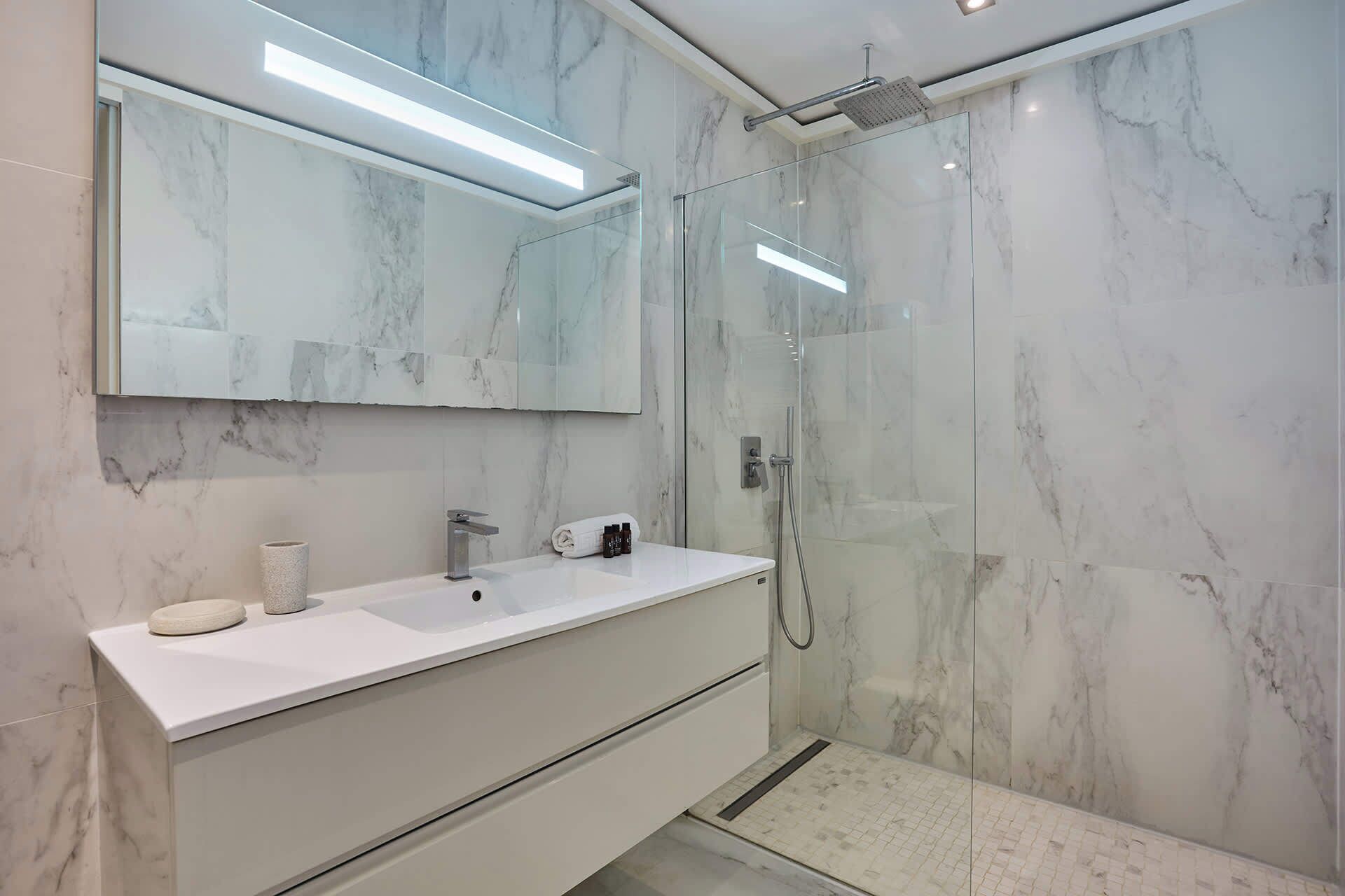 Een douche, een haardroger, handdoeken, shampoo