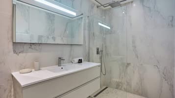 Een douche, een haardroger, handdoeken, shampoo