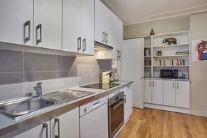 Fridge, microwave, oven, stovetop - Apartment 2 bedrooms Center of Paris (Paris)