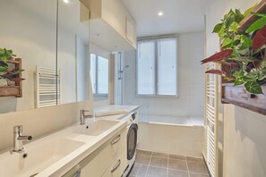 Douche, sèche-cheveux, serviettes fournies