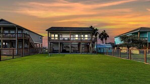 A building with a flat roof and a balcony on the second floor. - Nautical Nest (Rockport)