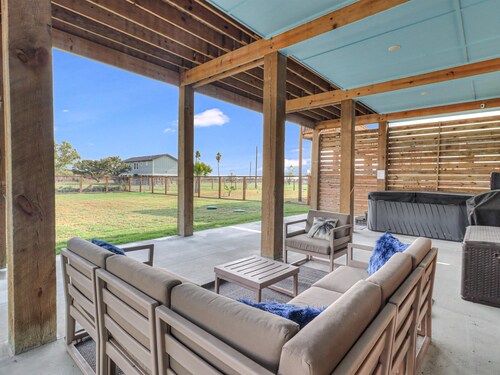 Nautical Nest- Hottub, Close to the Beach, New Furnishings, Fenced yard, BBQ.