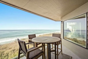 Outdoor dining - SurfSong Dream - Beachfront (Solana Beach)