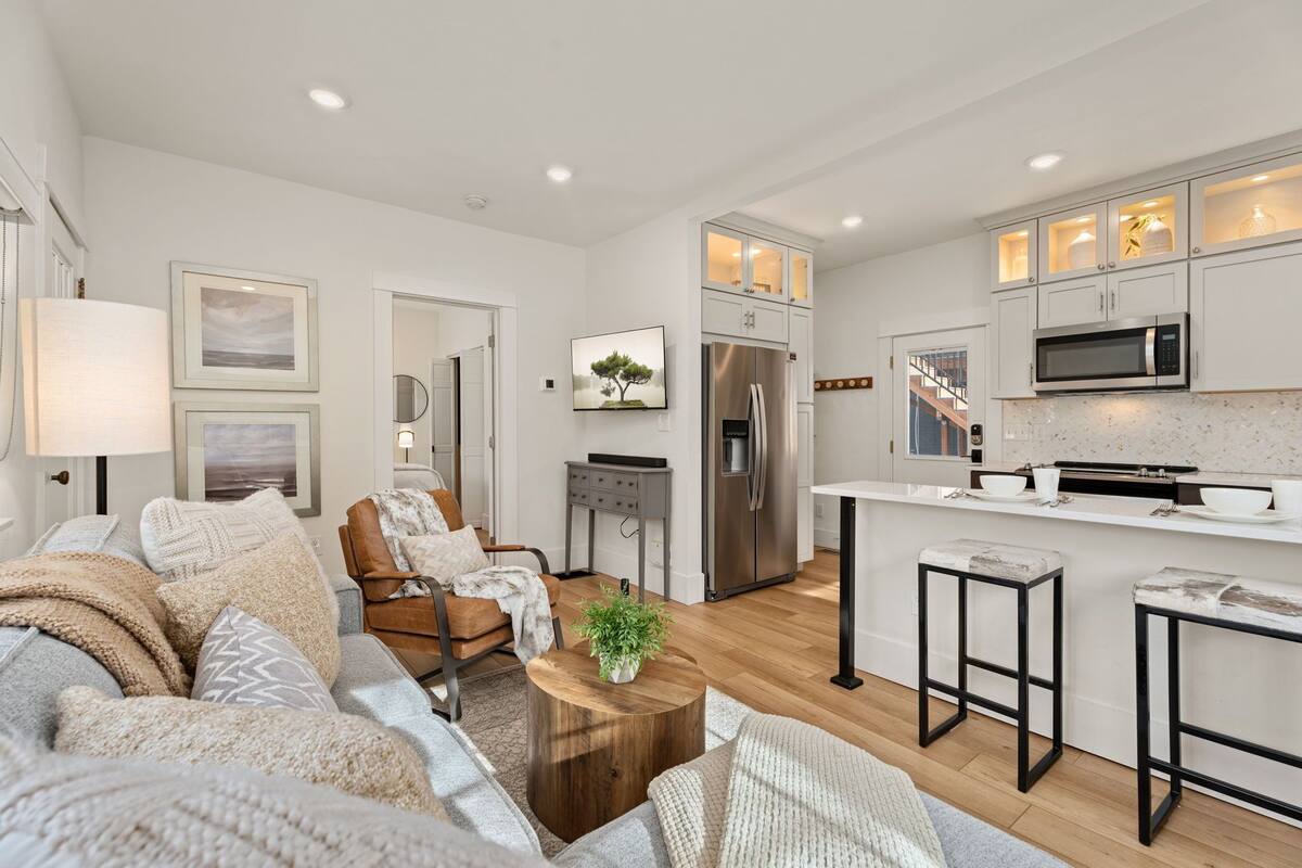 Appartement, Meerdere bedden, terras, uitzicht op tuin (414 1/2 N Sherwood) | Woonruimte | Een 42-inch flatscreentelevisie met digitale zenders