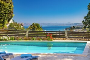 Außenpool, Sonnenschirme, Liegestühle