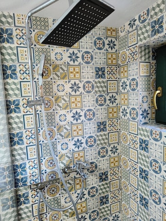 Shower, towels. Apartments Eibenthal