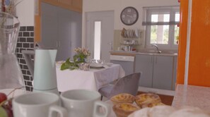 Fridge, microwave, oven, stovetop - Casa Colipo - quiet center Portugal (Batalha)