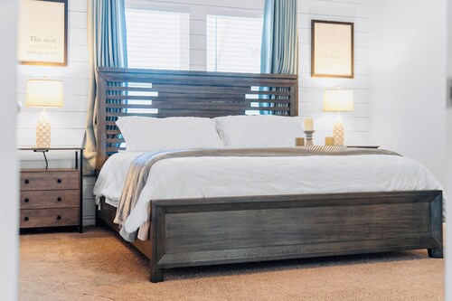 Spacious & Comfy Family Gem: Games ~ Office ~ BBQ! In Crosby, Tx