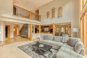 TV, fireplace, video games, DVD player - Brightside Retreat - Resort Pool, Games, Pets (Mount Hood Village)