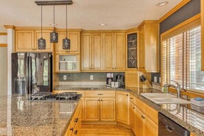 Fridge, microwave, oven, stovetop - Brightside Retreat - Resort Pool, Games, Pets (Mount Hood Village)