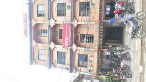 Un hotel con varios balcones y un letrero visible que dice 'Hotel City Star'.