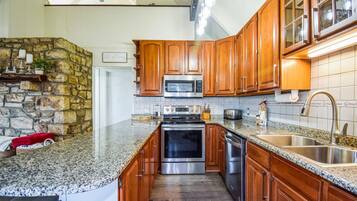 Chalet, 1 Bedroom | Private kitchen | Fridge, oven, coffee/tea maker, electric kettle