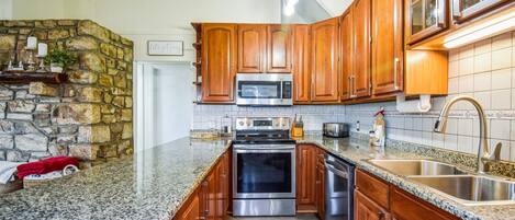 Chalet, 1 Bedroom | Private kitchen | Fridge, oven, coffee/tea maker, electric kettle