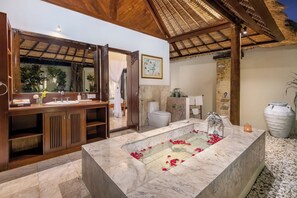 Sèche-cheveux, serviettes fournies, savon, papier toilette