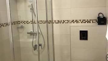 Deluxe Room, City View | Bathroom | Shower, free toiletries, hair dryer, towels