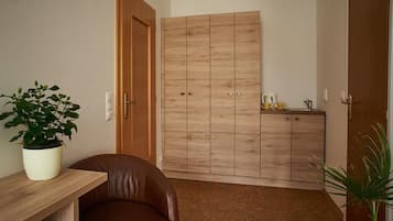 Standardzimmer, Stadtblick | Schreibtisch, laptopgeeigneter Arbeitsplatz, Bügeleisen/Bügelbrett