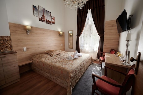 Habitación estándar, vistas a la ciudad | Escritorio y espacio para trabajar con un portátil