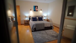 8 dormitoris, planxa i posts de planxar, wifi gratuïta i roba de llit 