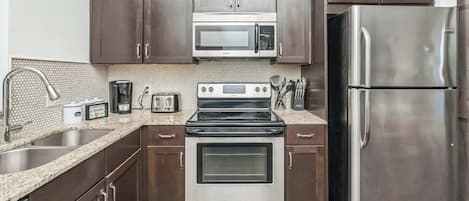 Een koelkast, een microgolfoven, een oven, een kookplaat