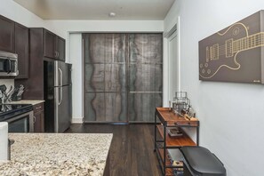 Fridge, microwave, oven, stovetop - Electric Geometric – Fit for 4! (Nashville)