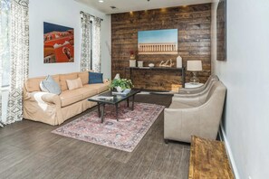 TV - Electric Geometric – Fit for 4! (Nashville)