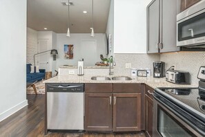 Fridge, microwave, oven, stovetop - Electric Geometric – Fit for 4! (Nashville)