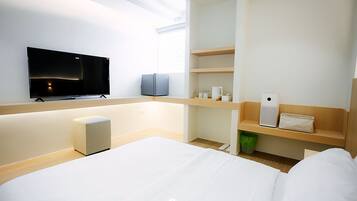 Rideaux occultants, chambres insonorisées, fer et planche à repasser