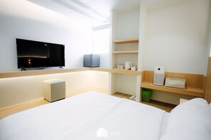 Rideaux occultants, chambres insonorisées, fer et planche à repasser