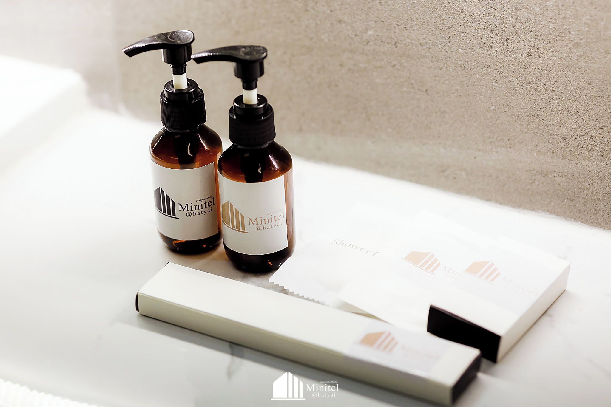 Douche, articles de toilette gratuits, sèche-cheveux, chaussons