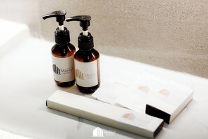 Douche, articles de toilette gratuits, sèche-cheveux, chaussons